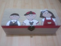 Caja roja con tres niños (19,95€)